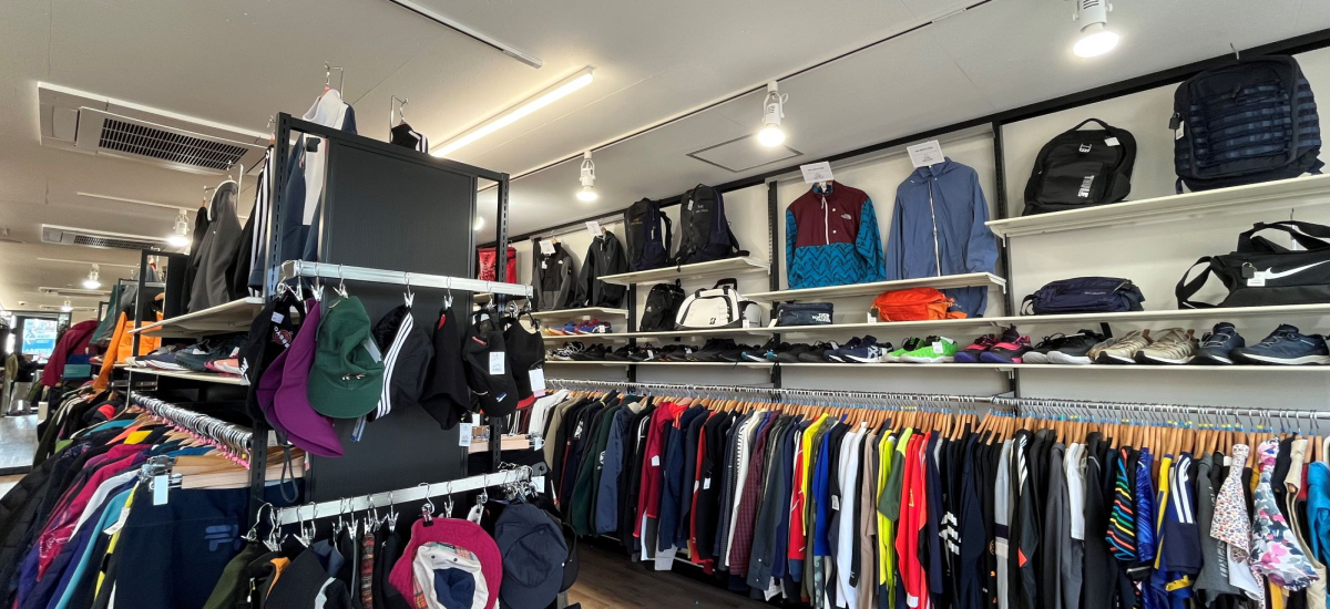 タウンユースからハイスペックギアまで豊富な品揃えのスポーツ・アウトドアコーナー