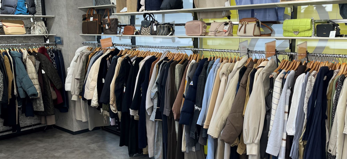 トレンドアイテム豊富なレディースカジュアルコーナー