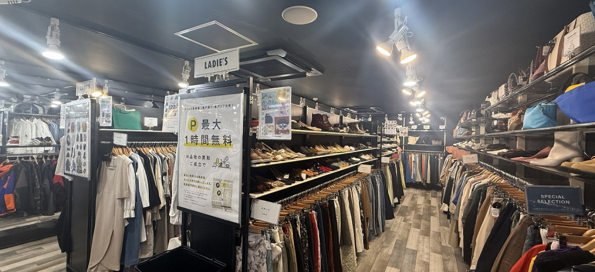 お手頃価格の定番アイテムが揃う、コンパクトなセレクト空間