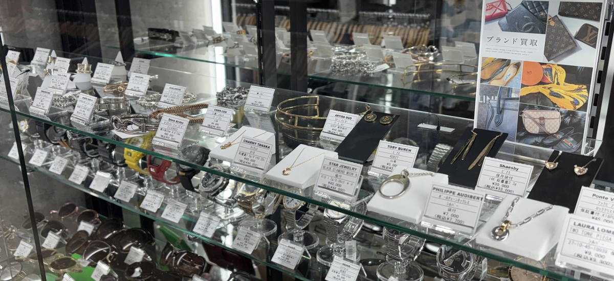 ラグジュアリーブランドやアクセサリーも数多く取り揃えております