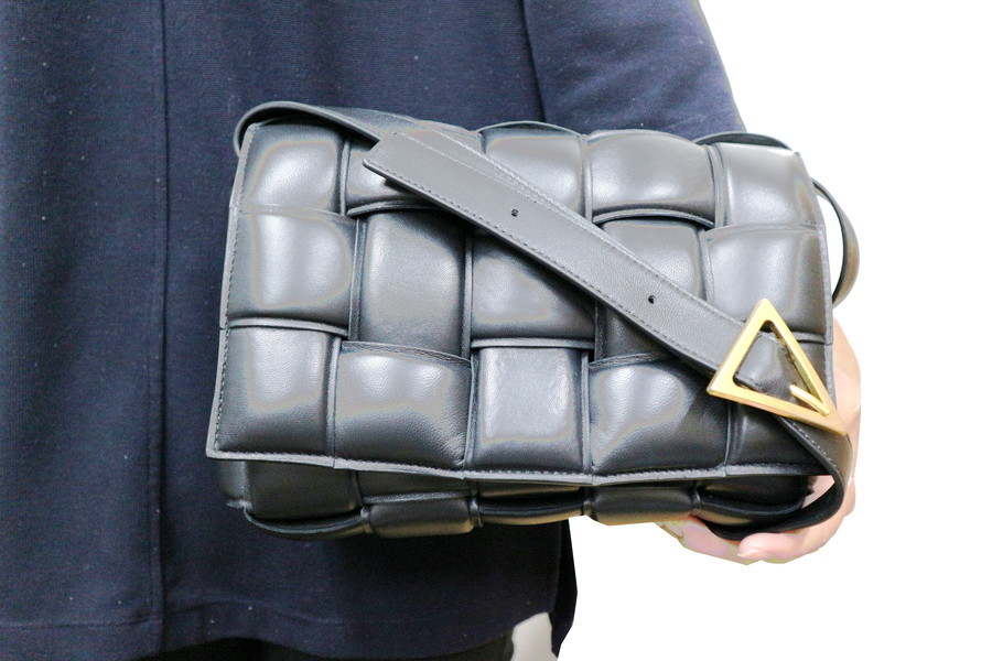現行品】-Bottega Veneta ボッテガヴェネタ-パデッドカセットが入荷 