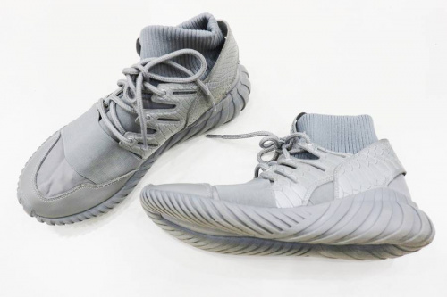 スニーカーのadidas