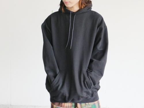 バレンシアガのロゴパーカー