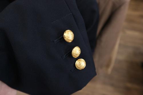 金釦ジャケットのレディース