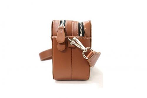 ヨンファのショルダーバッグ