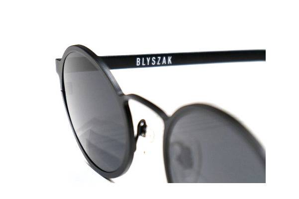 blyszakからユニークなオーバルシェイプのサングラスが入荷しました 