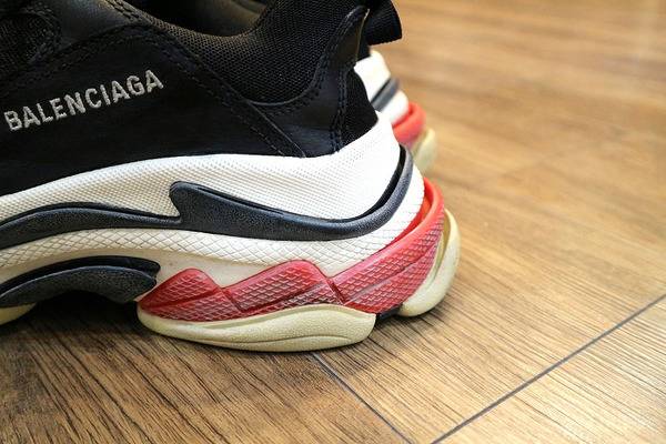 緊急入荷!!!!!!】BALENCIAGA(バレンシアガ)Triple-S 18SSのご紹介