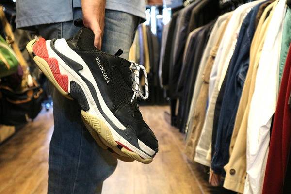 緊急入荷!!!!!!】BALENCIAGA(バレンシアガ)Triple-S 18SSのご紹介