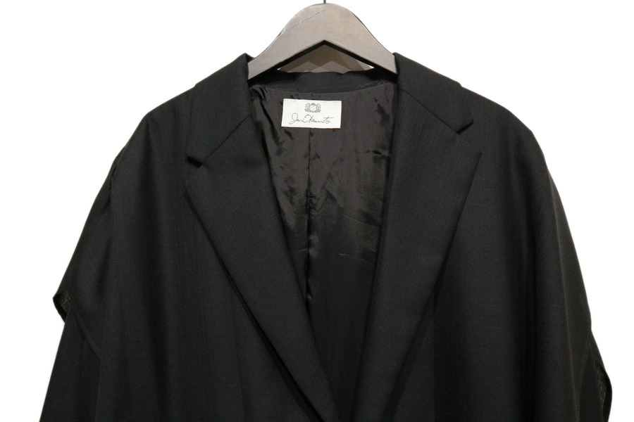 JUN OKAMOTO/ジュンオカモト】より強い風から画家を守るためのコートが