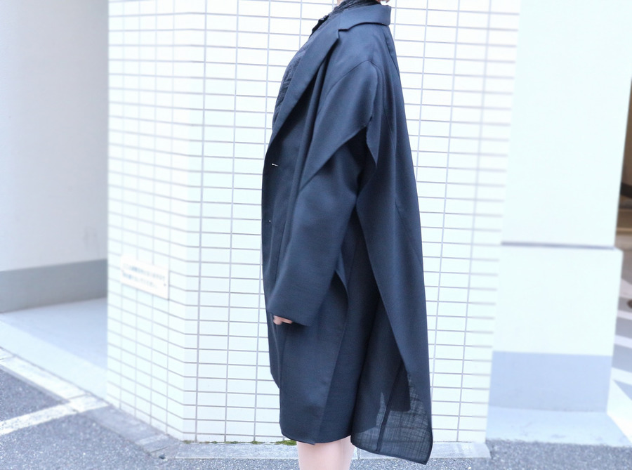 JUN OKAMOTO/ジュンオカモト】より強い風から画家を守るためのコートが