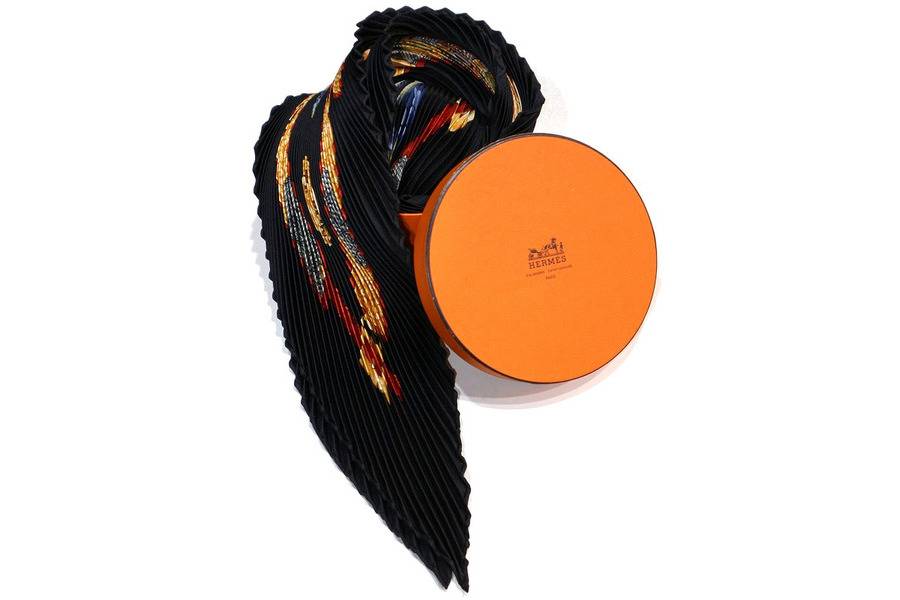 春はスカーフで一味違ったおしゃれを、、、HERMESプリーツスカーフ入荷