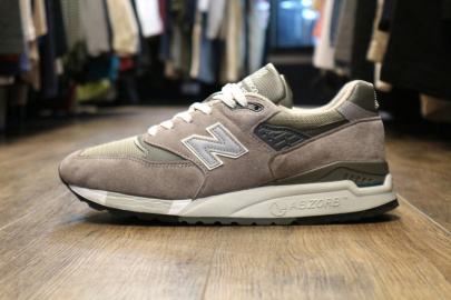 「スニーカーのNEW BALANCE 」