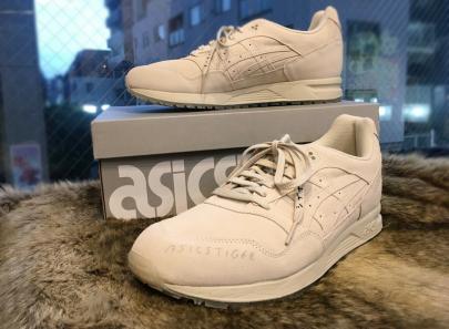 「スポーツブランドのasics 」