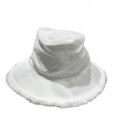 【PRADA / プラダ】ドリルハット | 洗練された白で魅せる、大人のラグジュアリーカジュアル