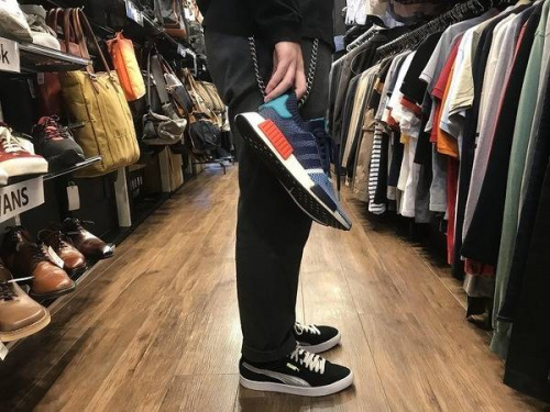 スポーツブランドのアディダス