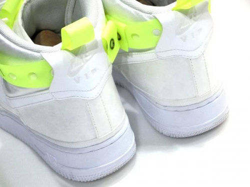 シュプリームのオフホワイト