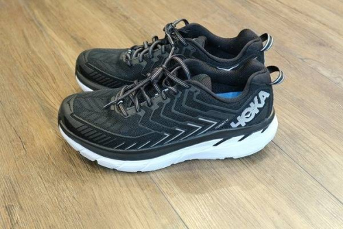 ホカオネオネのシュプリーム