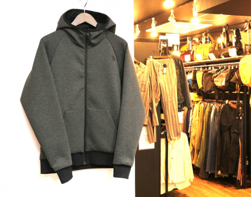 ザノースフェイスのリバーシブルテックエアフーディー