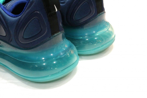 ナイキのAIR MAX 720