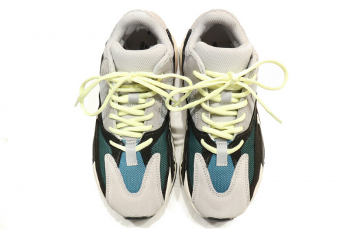 アディダスのYEEZY BOOST 700