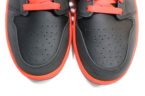 ナイキのAIR JORDAN 1 MID BLACK/INFRARED 23