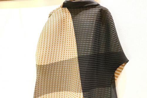 イッセイミヤケのプリーツコート