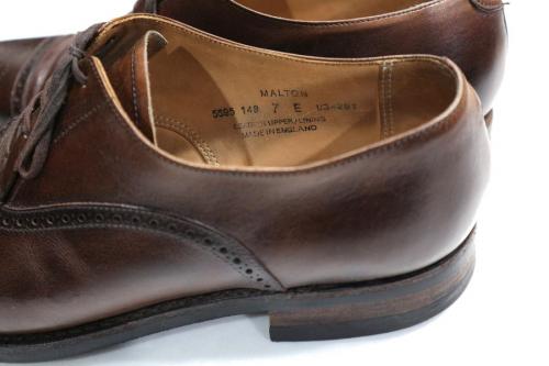 クロケット＆ジョーンズのブローグシューズ