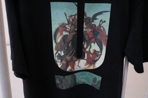 TシャツのUロゴ