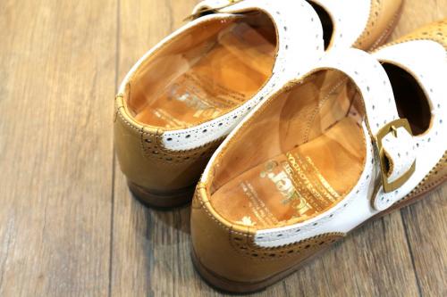 トリッカーズのバックルレザーシューズ