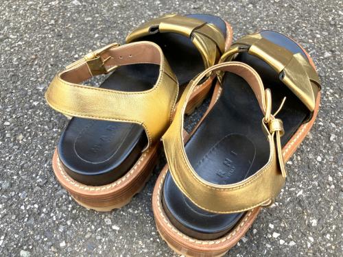 マルニのサンダル