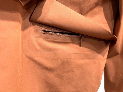 デサントポーズのストレッチパッカブルジャケット