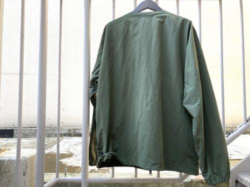 デサントのノーカラージャケット