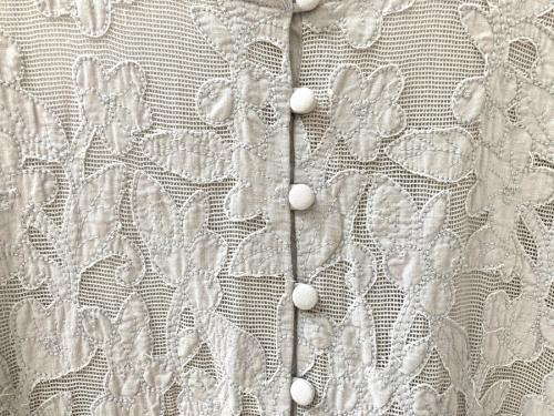 くり抜きレースワンピースの古着