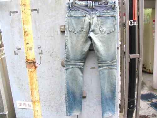 バルマンのバイカーデニムパンツ