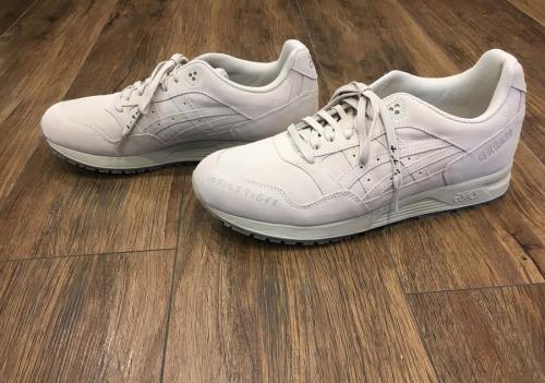 アシックスのスニーカー
