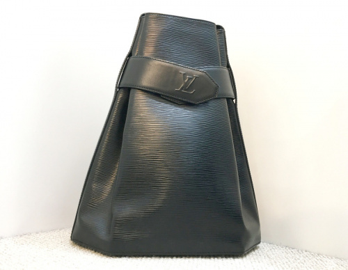 ラグジュアリーブランドのLOUIS VUITTON 　