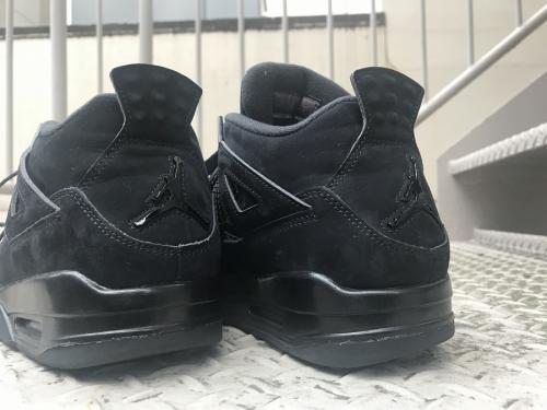 ナイキのAIR JORDAN 4 RETRO ”BLACK CAT”