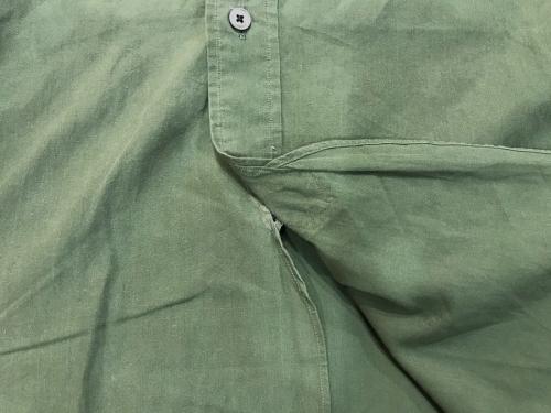 コモリのバンドカラーロングシャツ