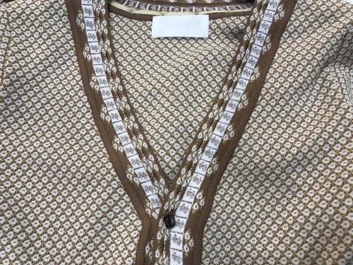 マメクロゴウチの総柄Vネックカーディガン