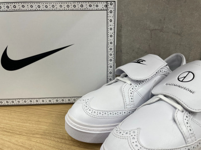 「スニーカーのNIKE × PEACEMINUSONE 」
