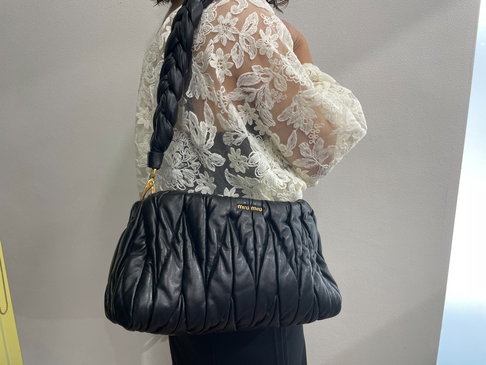 美品 miu miu ショルダーバッグ マテラッセ　ブラック ゴールド金具 ミュウ ミュウ Miu Miu ゴールド金具 マテラッセ チェーン