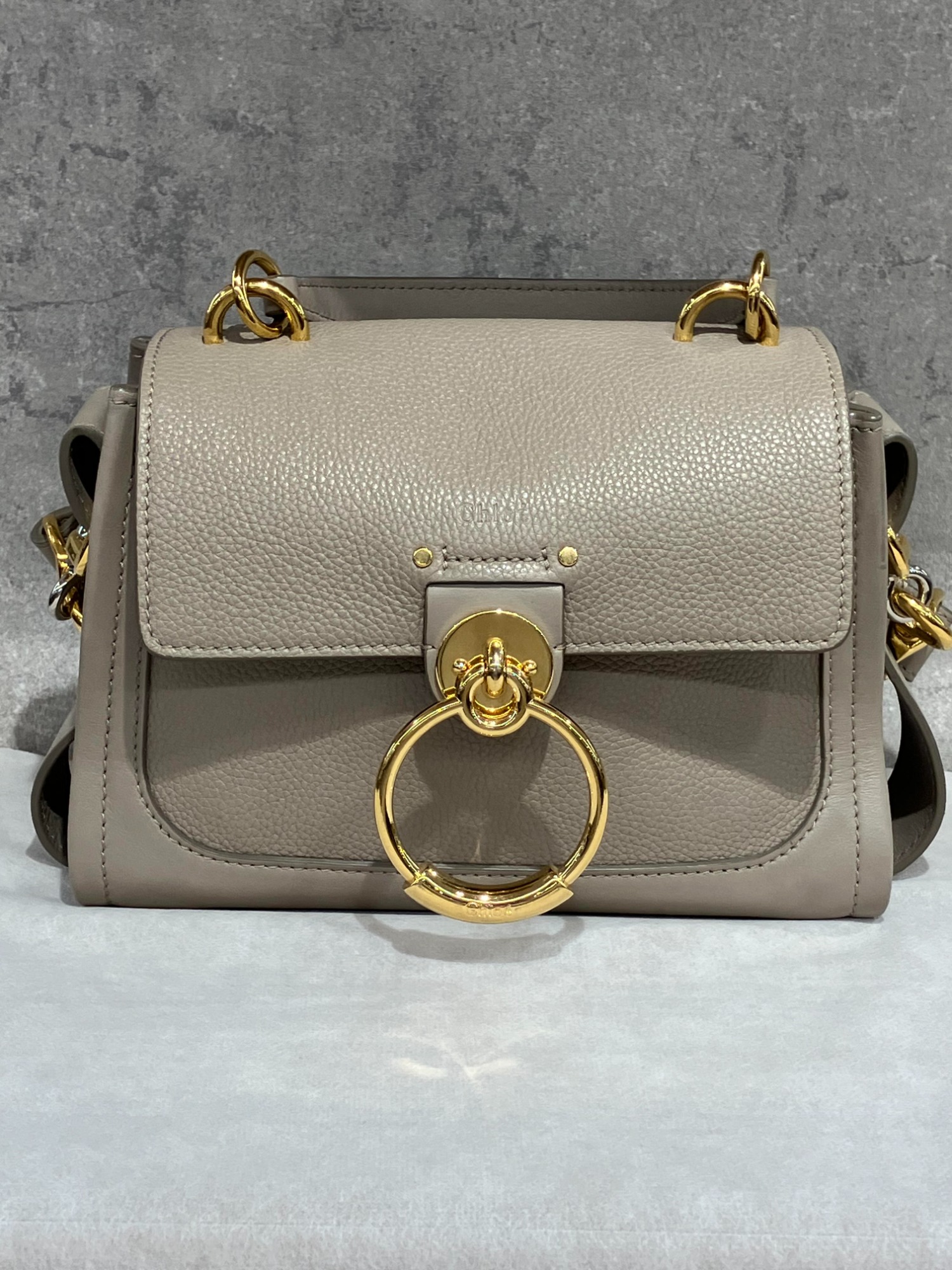 【Chloe】クロエ ジャケット&ジレ(タグ付) Chloe / クロエ 】より「Tess MINI DAY BAG」のご紹介です。[2024.07