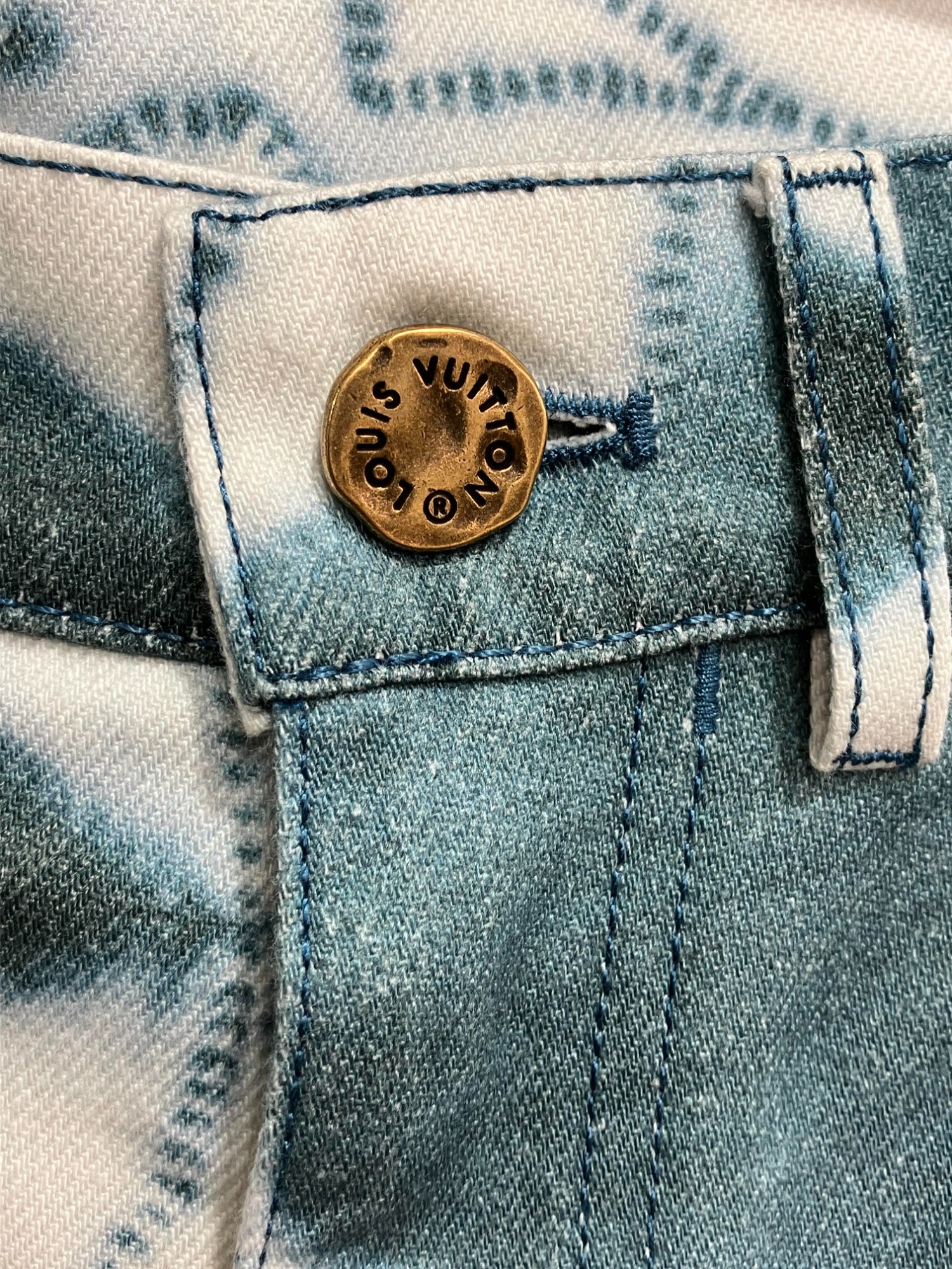 LOUIS VUITTON / ルイヴィトン 】より「ロゴ染デニムパンツ」を買取