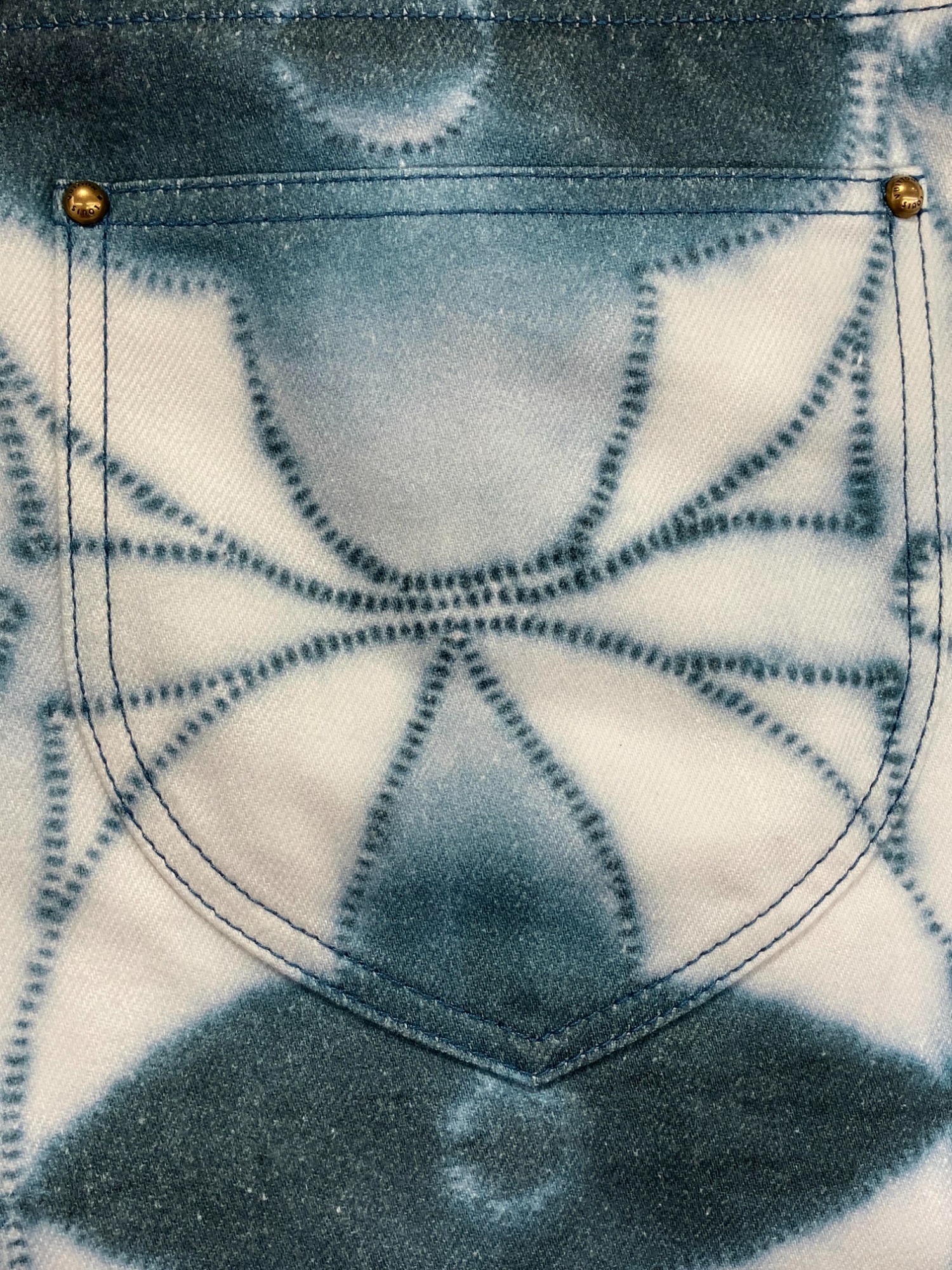 LOUIS VUITTON / ルイヴィトン 】より「ロゴ染デニムパンツ」を買取