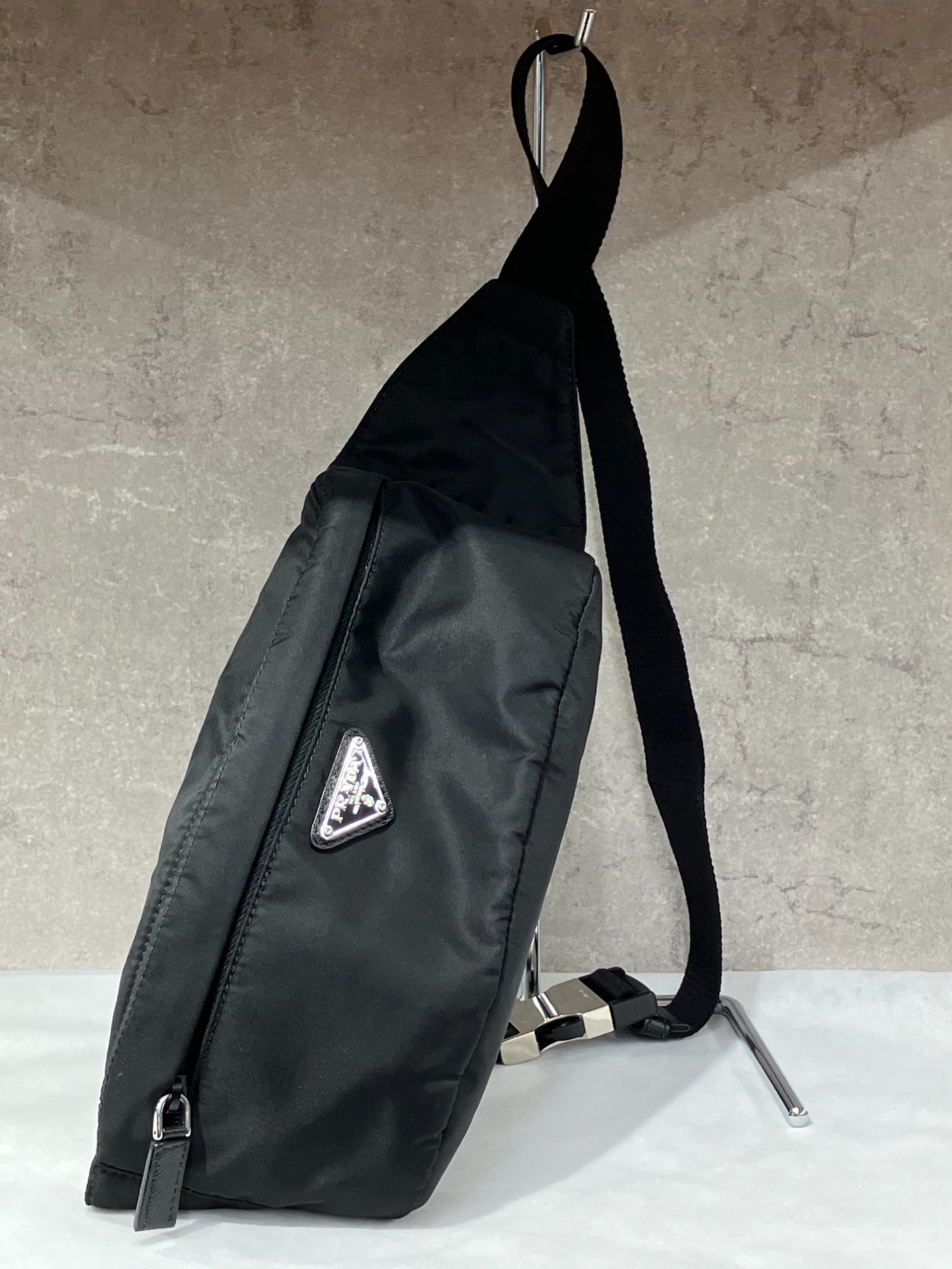 黒いナイロンボディバッグ 大人気ラグジュアリーブランド【 PRADA / プラダ】より「リナイロン