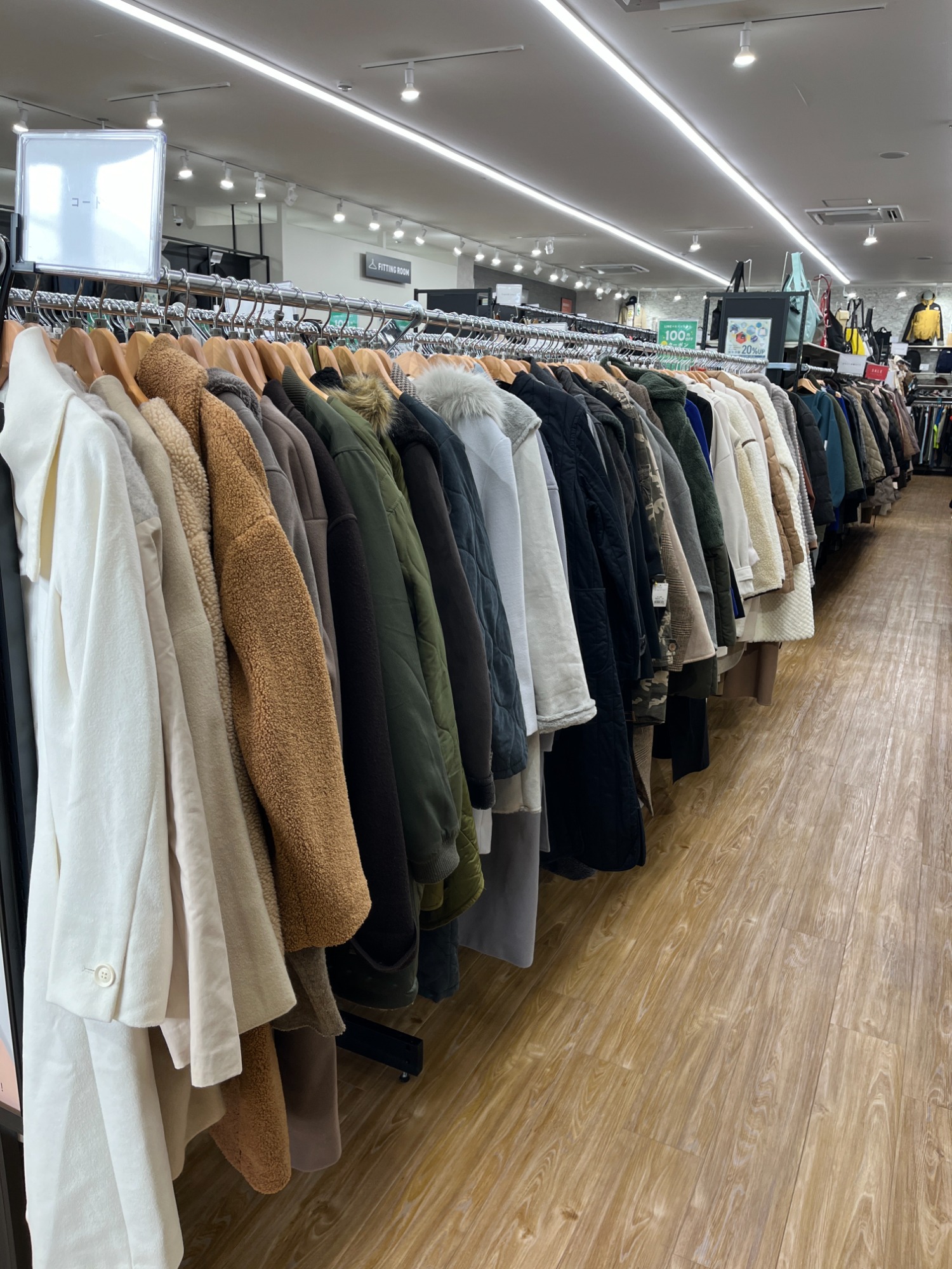 年末年始の古着大量 年末年始のお洋服やバッグ、ジュエリーなどの買取・片付けはトレファク