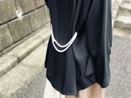 エムエムシックス メゾンマルジェラのパール付きブラウス