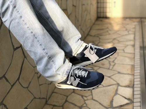 スニーカーの1300AO