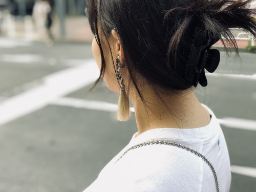 トーガ プルラのメタルフリンジイヤリング