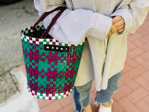 マルニのジャージーハンドルバケットバッグ